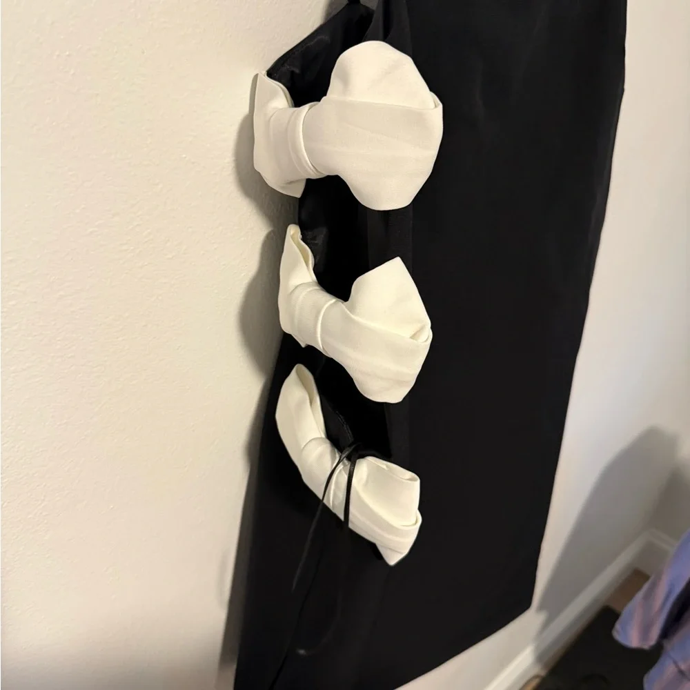 Elegant Black Dress with White Bow Accents - Picture 4 of 7